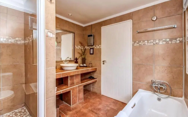 Sitatunga Guest Lodge & Transfers