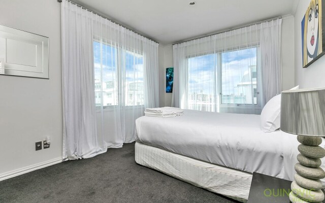 QV Spacious Waterfront with Carpark -962