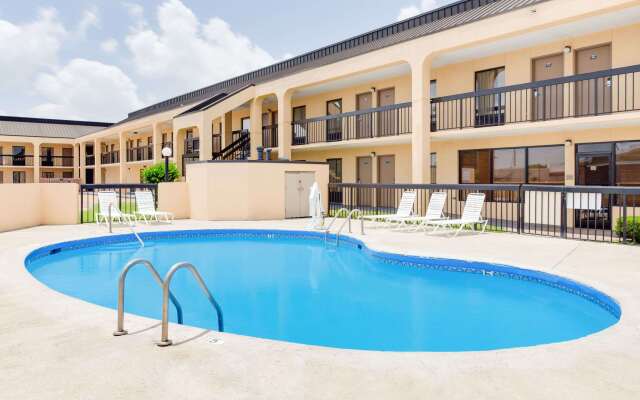 Days Inn by Wyndham Greenville MS