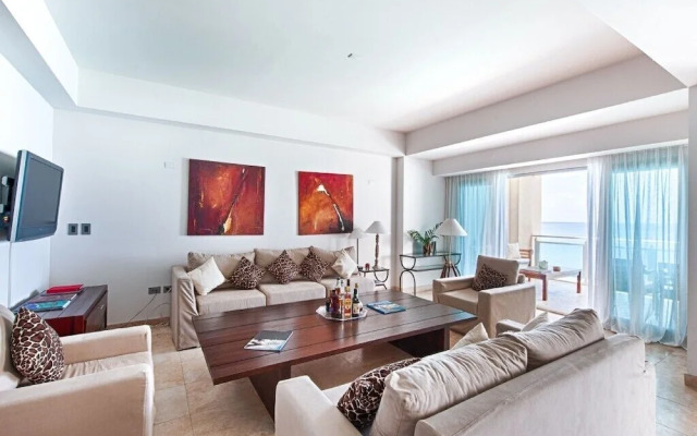 *The CLIFF_ BEACHFRONT and LUXURY MODERN UNIT* C2