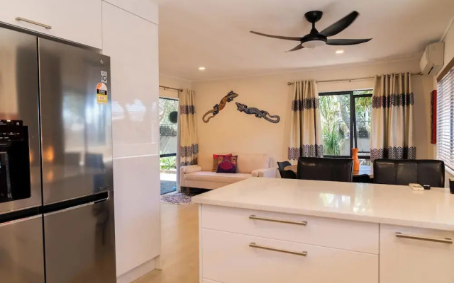 Spacious Eastern Beach Home - 1 Min From Beach!
