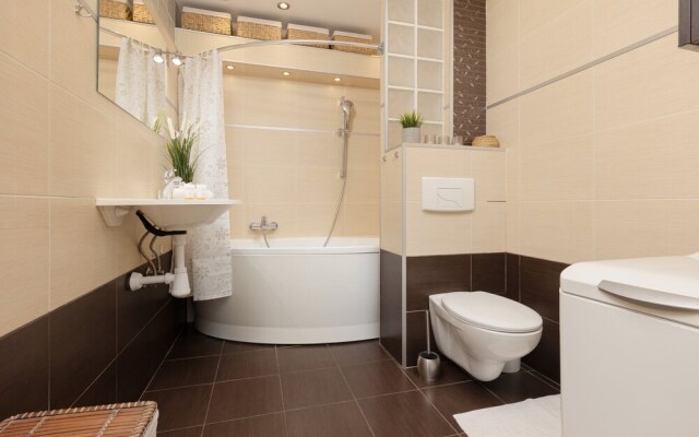 Warsaw Airport Apartment by Renters