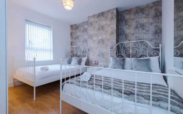 Spacious 4-Bed House Manchester