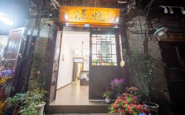 Phoenix Yinyue River View Homestay (Phoenix Ancient City Branch)