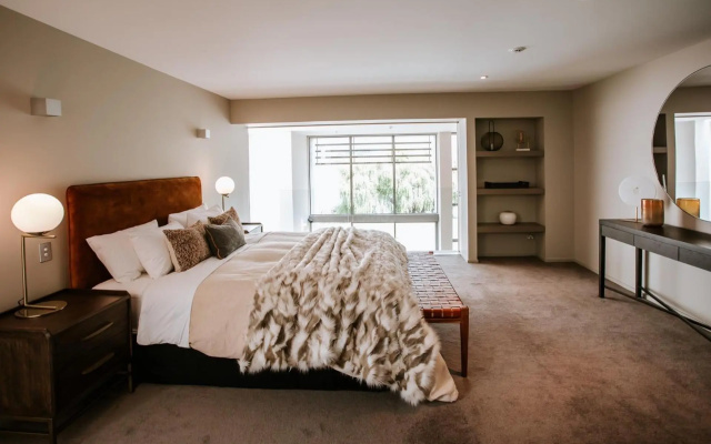 Lake Edge - Sleeps 6 - Centrally Located - Lake & Mountain Views – Guest Rooms – Wanaka