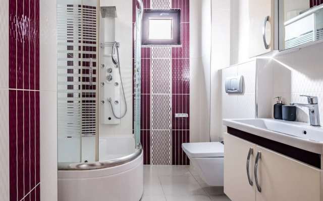 Flat in Maltepe With Balcony Near Shopping Malls