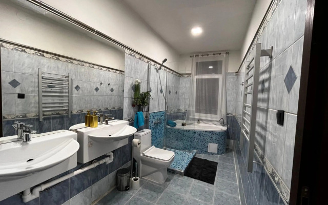 Large 3 bedroom apartment with billiard and view