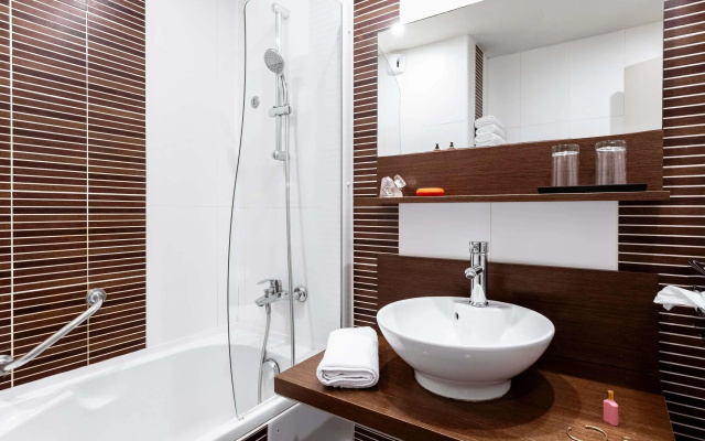Mercure Omaha Beach Hotel