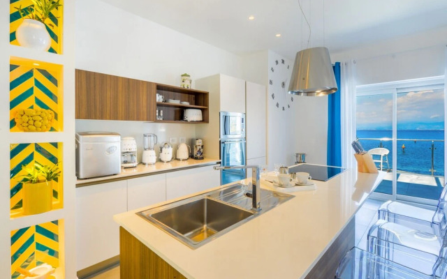 Beachfront Villa Sorrento & private sea access