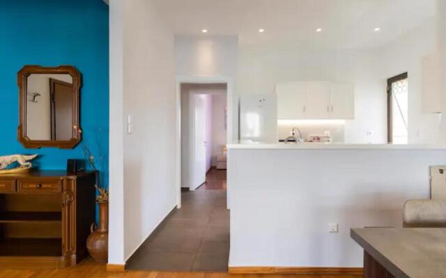 Βright Walled Designed Apt in Glyfada Center