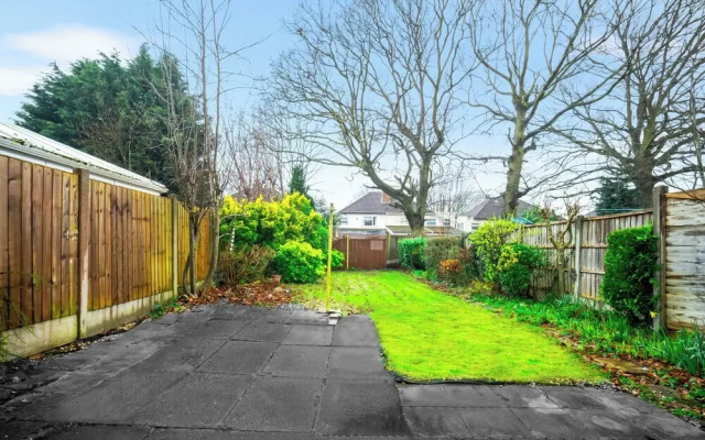 Stylish Three Bedroom Retreat With Garden