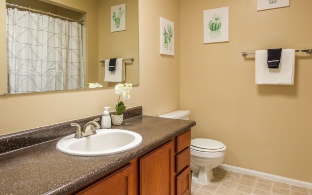 2 BR Apt w/ Pool, Laundry & Wifi by Frontdesk