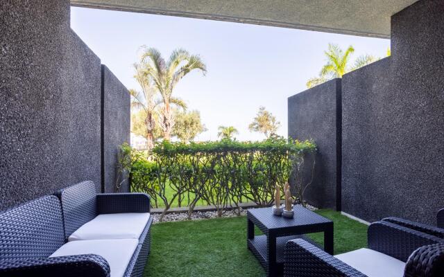 Home2Book Stunning La Quinta, Pool