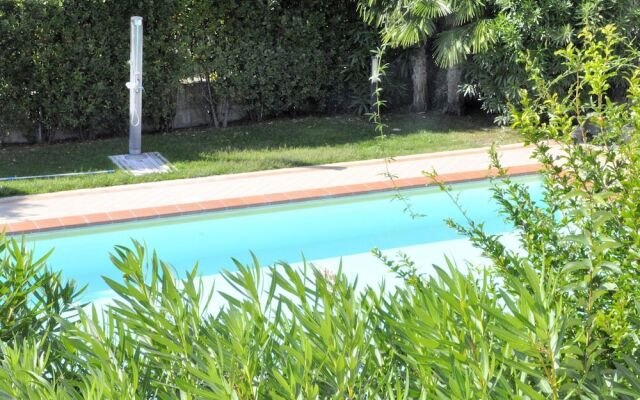 Elegant Holiday Home in Lazise with Swimming Pool near Lake