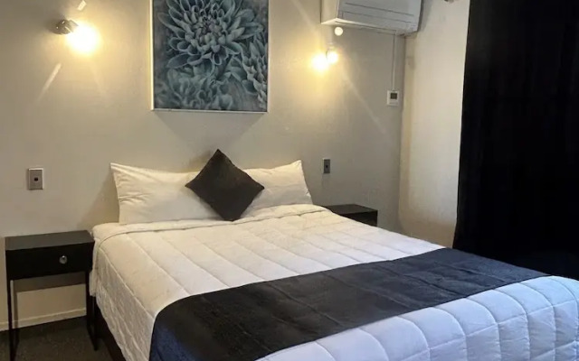 Aquarious motor inn