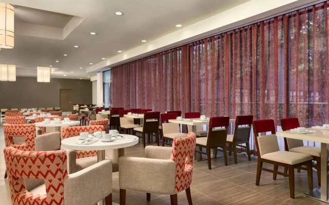 DoubleTree by Hilton Toronto Airport