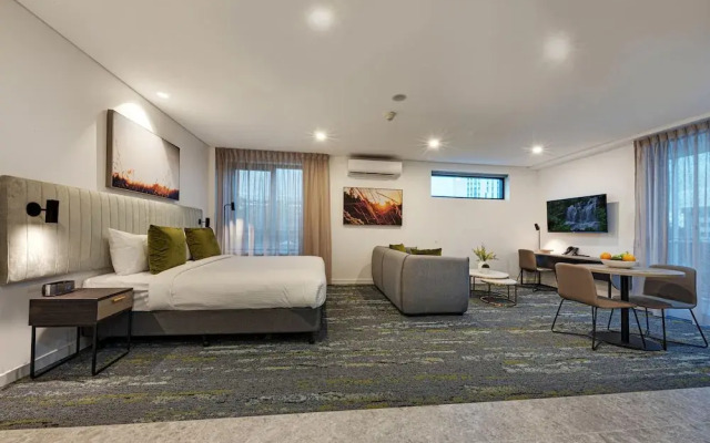 Littomore Suites Kingswood