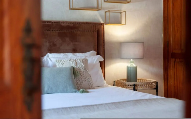 Pine Tree House in Azeit o