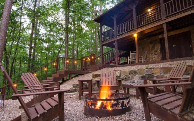 Breathless Cabin Includes Free Wifi, Parking Onsite, Private Hot Tub, and BBQ by Redawning