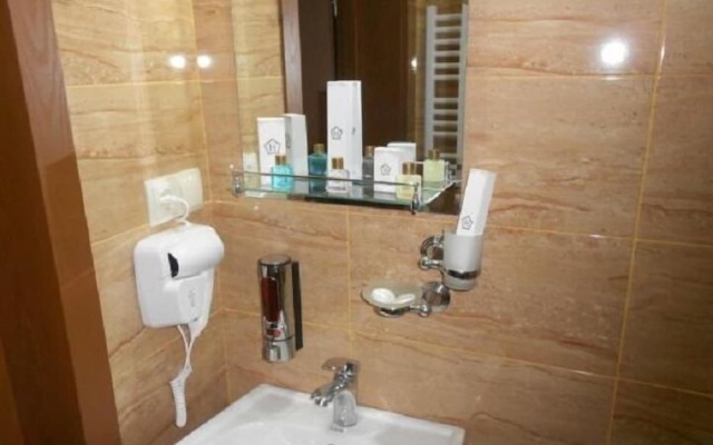 Gold Line Hotel