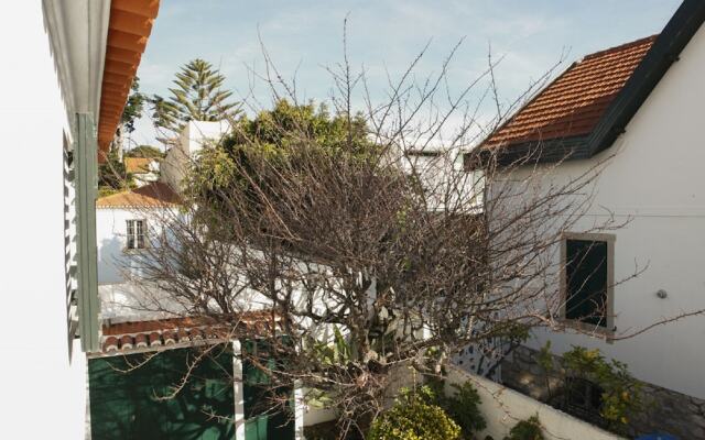 Cushy Apartment with garden in Estoril