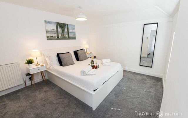 Quirky Newly Renovated Central Apartment with Parking