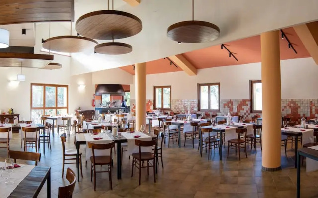 Hotel with swimming pool in Arbus