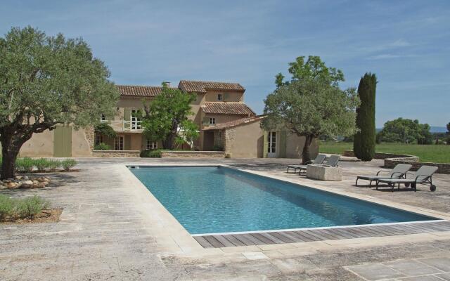 Enticing Villa With Private Swimming Pool in Oppede