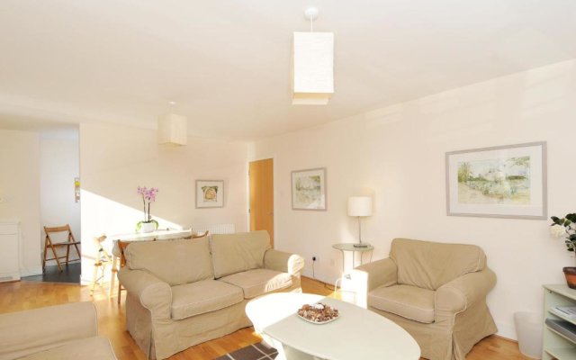 202 Quiet 2 Bedroom Property in Residential Area With Secure Private Parking