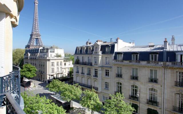 Outstanding 2 bedrooms with a terrific Eiffel Tower view