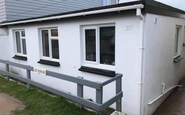 Cosy, Quiet bungalow, one minute from the beach.
