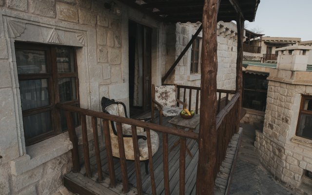 Holiday Cave Hotel
