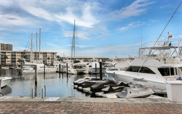 Camelot Waterfront Inn