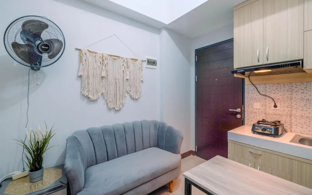 Comfort 1Br At Royal Heights Apartment