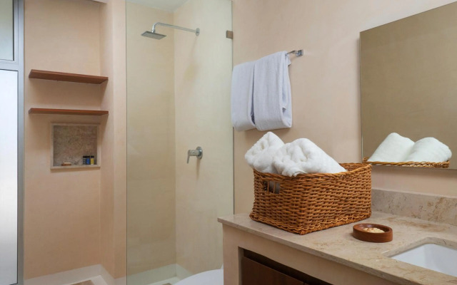 Studio wterrace, hammock, and pool access