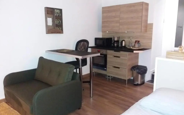 Studio avec terrasse, proche tram