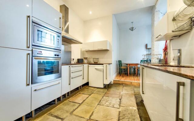 Heart of the City: St Andrew Square 2bed/2bath Apt