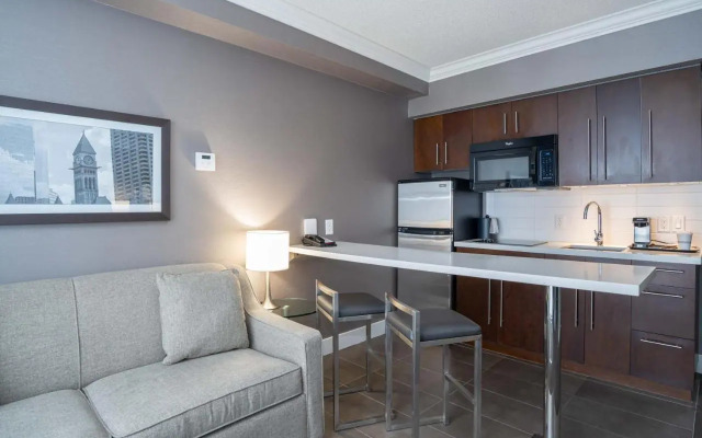 Stage West All-Suite Hotel & Theatre Restaurant