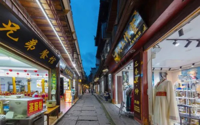 Sanchunli Zhong Homestay