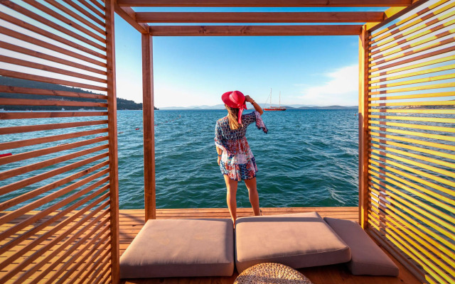 Moyo Beach Hotel