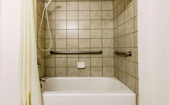 Econo Lodge Woodland near I-5