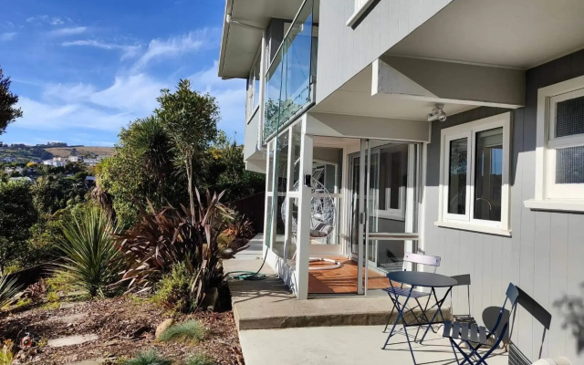Newly Renovated Hillside Apartment Close To City