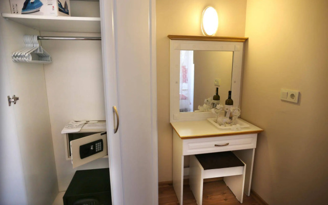 Comet De Luxe Hotel