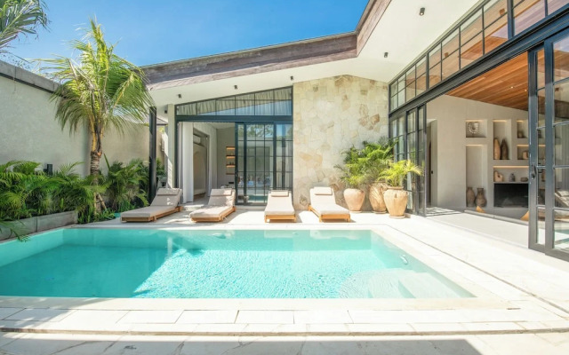 Stylish 5BR Boho Hideaway, 5 Minutes From Bingin