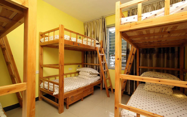 Yangshuo Travellers Land Youth Hostel – Guest Rooms – Guilin