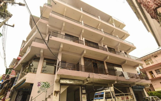 Raku's Place by OYO Rooms