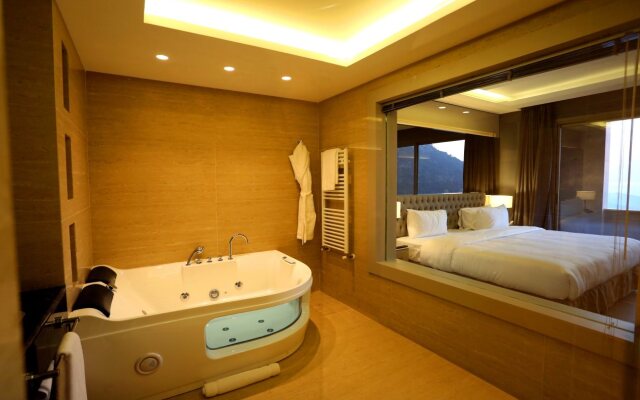 Mist Hotel And Spa By Warwick