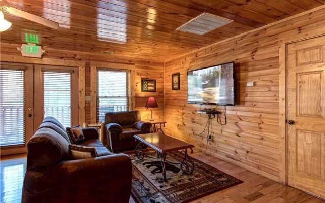 Hemlock Inn - Eight Bedroom Cabin