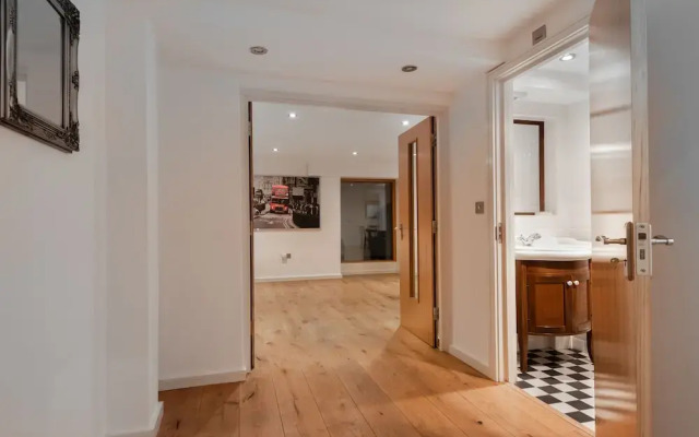 Platinum Apartment in Camden 9946