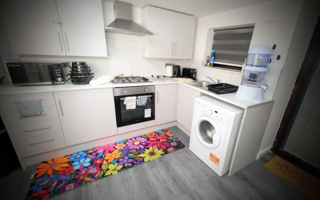 Chic Apartment in Manchester Sleeps 5